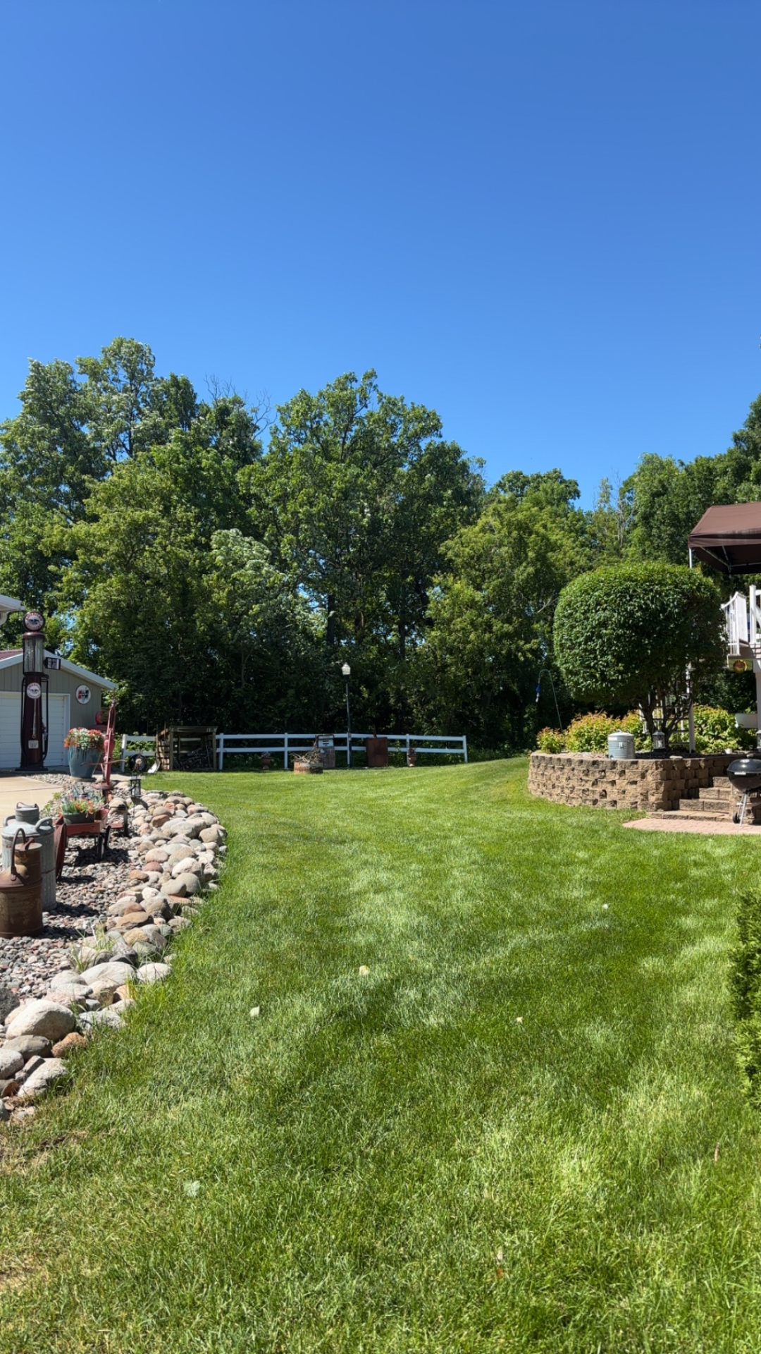 Manicured Backyard & Stone Bed Edging